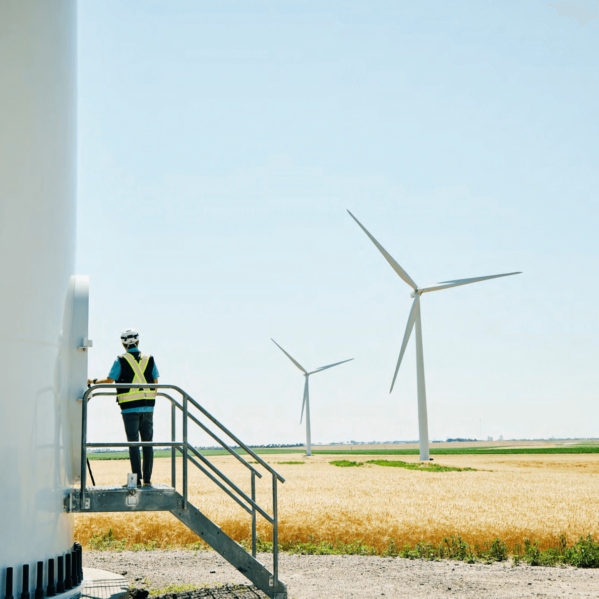 Man_standing_windfarm