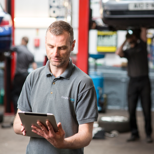 mechanic-with-tablet